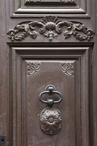 Façade antérieure, porte d'entrée : détail du décor. © Yves Sancey / Région Bourgogne-Franche-Comté, Inventaire du patrimoine - 2011