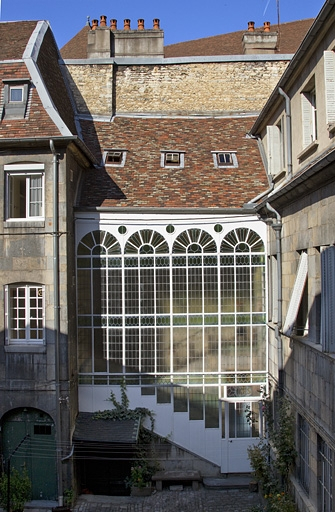 Escalier à cage ouverte sur cour : vue d'ensemble. © Yves Sancey / Région Bourgogne-Franche-Comté, Inventaire du patrimoine - 2011