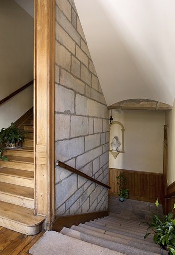 Logis principal, intérieur : vue de l'escalier, en plongée. © Yves Sancey / Région Bourgogne-Franche-Comté, Inventaire du patrimoine - 2011