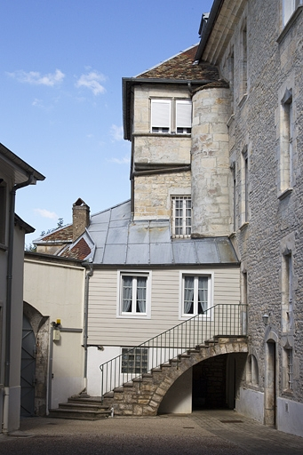 Détail de l'escalier extérieur depuis la cour basse. © Yves Sancey / Région Bourgogne-Franche-Comté, Inventaire du patrimoine - 2011
