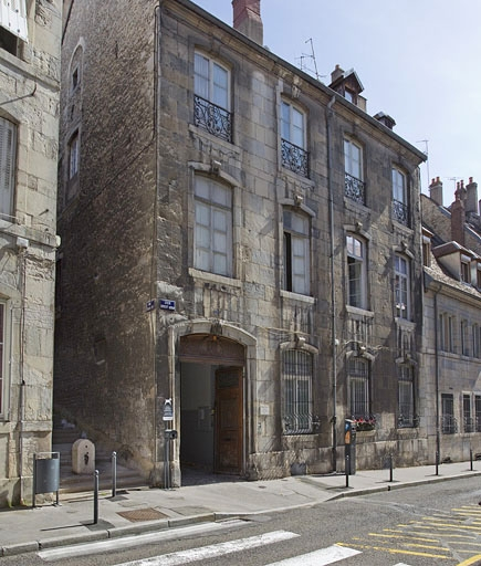 Vue d'ensemble depuis la rue, de trois quarts gauche. © Yves Sancey / Région Bourgogne-Franche-Comté, Inventaire du patrimoine - 2011