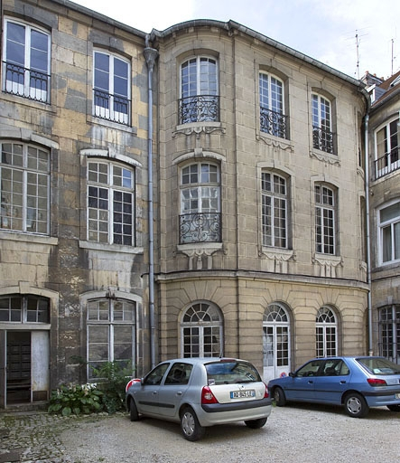 Logis principal : détail de l'aile droite de l'escalier, de trois quarts gauche. © Yves Sancey / Région Bourgogne-Franche-Comté, Inventaire du patrimoine - 2011