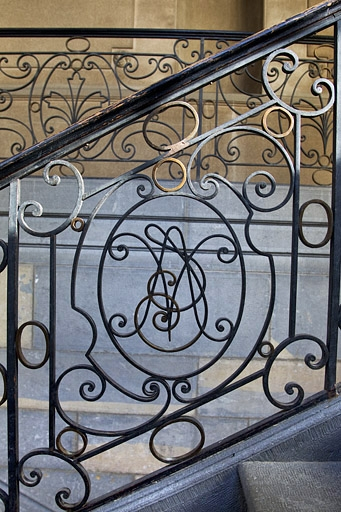 Aile de l'escalier : détail d'un motif de la rampe d'escalier. © Yves Sancey / Région Bourgogne-Franche-Comté, Inventaire du patrimoine - 2011