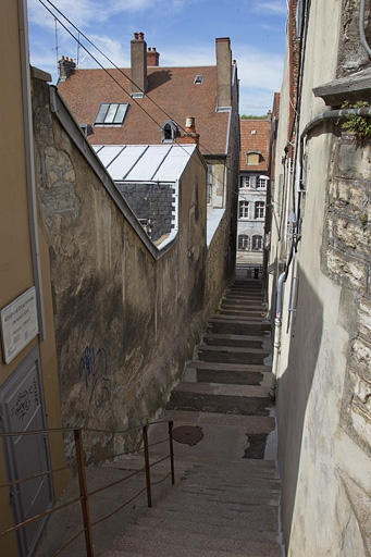 Façade latérale gauche de l'édifice longeant la ruelle Casenat, depuis le haut de la ruelle. © Yves Sancey / Région Bourgogne-Franche-Comté, Inventaire du patrimoine - 2011