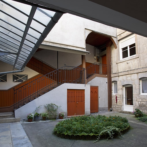 Vue d'ensemble de l'escalier à cage ouverte sur cour, de trois quarts gauche. © Yves Sancey / Région Bourgogne-Franche-Comté, Inventaire du patrimoine - 2011
