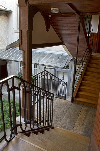 Escalier à cage ouverte : vue depuis l'intérieur. © Yves Sancey / Région Bourgogne-Franche-Comté, Inventaire du patrimoine - 2011