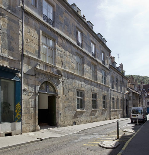 Vue d'ensemble depuis la rue : de trois quarts gauche. © Yves Sancey / Région Bourgogne-Franche-Comté, Inventaire du patrimoine - 2011