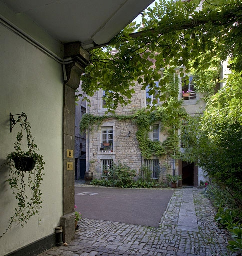Vue de la cour depuis le passage cocher. © Yves Sancey / Région Bourgogne-Franche-Comté, Inventaire du patrimoine - 2011