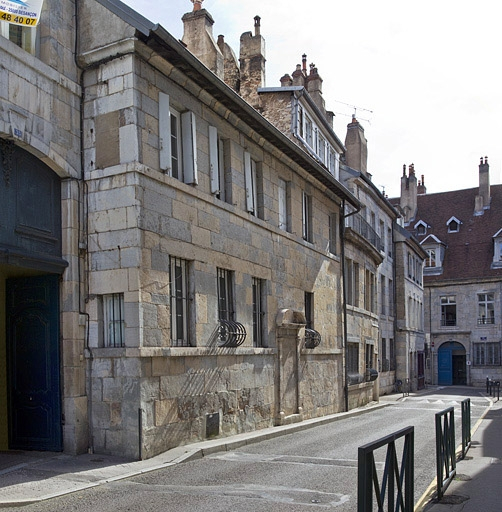 Vue d'ensemble du premier logis secondaire depuis la rue, de trois quarts gauche. © Yves Sancey / Région Bourgogne-Franche-Comté, Inventaire du patrimoine - 2011