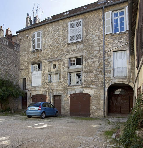 Troisième logis secondaire, façade antérieure : de trois quarts droit. © Yves Sancey / Région Bourgogne-Franche-Comté, Inventaire du patrimoine - 2011