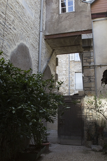 Détail de la courette débouchant sur la cour principale. © Yves Sancey / Région Bourgogne-Franche-Comté, Inventaire du patrimoine - 2011