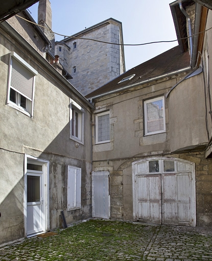 Vue d'ensemble de la deuxième cour, depuis l'entrée. © Yves Sancey / Région Bourgogne-Franche-Comté, Inventaire du patrimoine - 2011