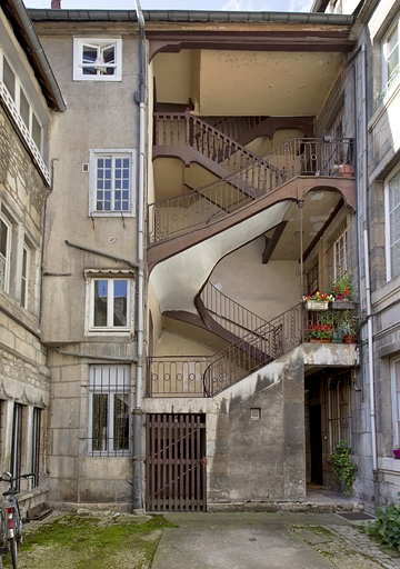 Vue d'ensemble de l'escalier à cage ouverte de la première cour : de face. © Yves Sancey / Région Bourgogne-Franche-Comté, Inventaire du patrimoine - 2011
