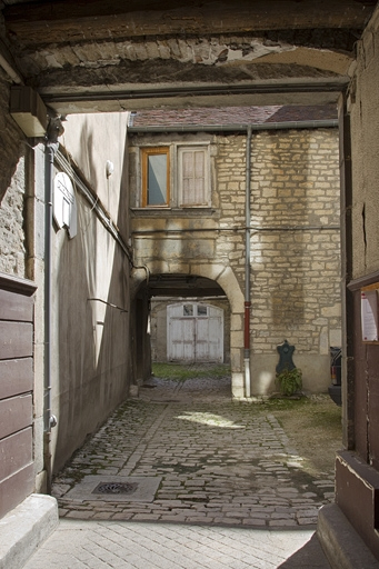 Premier logis secondaire : vue du passage cocher. © Yves Sancey / Région Bourgogne-Franche-Comté, Inventaire du patrimoine - 2011