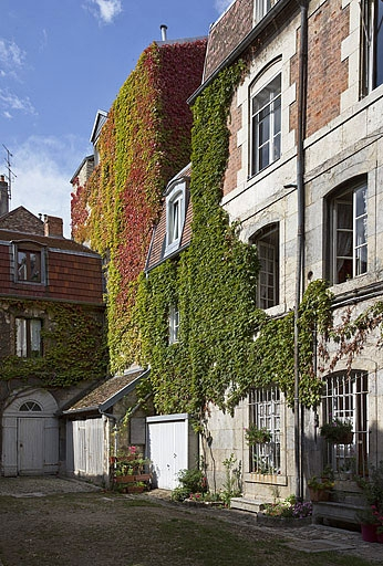 Vue d'ensemble du premier logis secondaire, de trois quarts droit. © Yves Sancey / Région Bourgogne-Franche-Comté, Inventaire du patrimoine - 2011