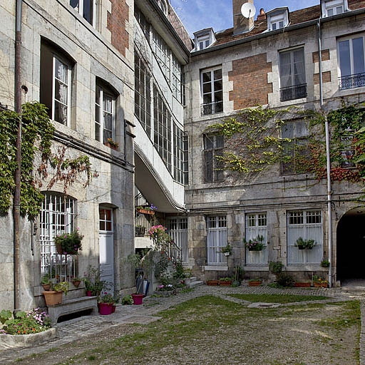 Façade postérieure du logis principal et escalier à cage ouverte, de trois quarts gauche. © Yves Sancey / Région Bourgogne-Franche-Comté, Inventaire du patrimoine - 2011