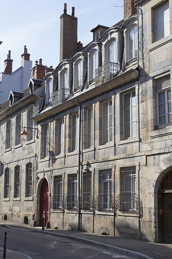 Vue d'ensemble depuis la rue, de trois quarts droit, vue rapprochée. © Yves Sancey / Région Bourgogne-Franche-Comté, Inventaire du patrimoine - 2011