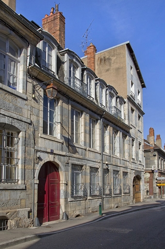 Vue d'ensemble depuis la rue, de trois quarts gauche, vue rapprochée. © Yves Sancey / Région Bourgogne-Franche-Comté, Inventaire du patrimoine - 2011