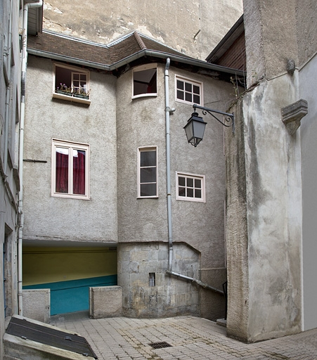 Vue d'ensemble de l'escalier à cage ouverte depuis le fond de la cour, de trois quarts gauche. © Yves Sancey / Région Bourgogne-Franche-Comté, Inventaire du patrimoine - 2011
