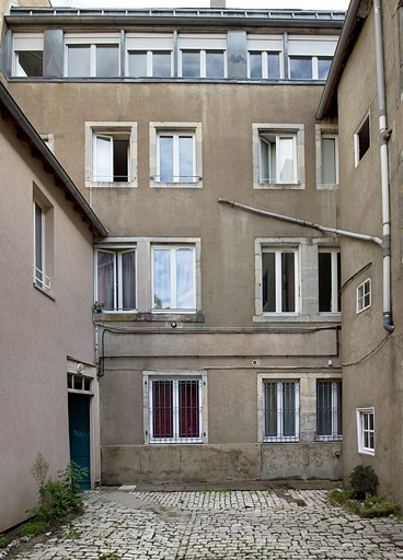Premier logis secondaire : vue d'ensemble de la façade postérieure, de face. © Yves Sancey / Région Bourgogne-Franche-Comté, Inventaire du patrimoine - 2011