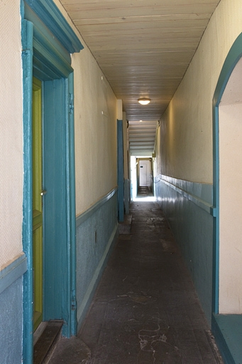Logis principal : vue d'ensemble du couloir depuis l'entrée. © Yves Sancey / Région Bourgogne-Franche-Comté, Inventaire du patrimoine - 2011