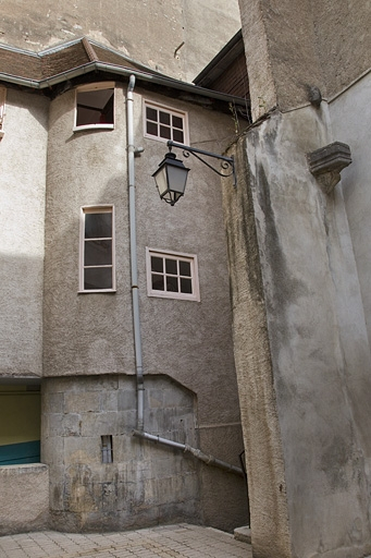 Escalier à cage ouverte : détail de la partie droite depuis la cour. © Yves Sancey / Région Bourgogne-Franche-Comté, Inventaire du patrimoine - 2011