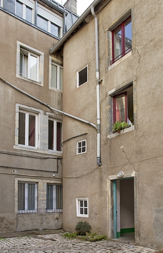 Deuxième logis secondaire : vue d'ensemble, de trois quarts droit. © Yves Sancey / Région Bourgogne-Franche-Comté, Inventaire du patrimoine - 2011