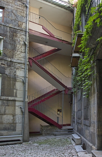 Vue d'ensemble de l'escalier à cage ouverte sur cour, de face. © Yves Sancey / Région Bourgogne-Franche-Comté, Inventaire du patrimoine - 2011
