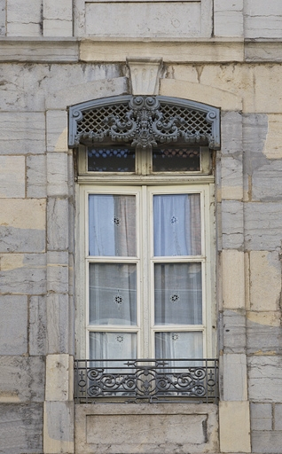 Logis principal, façade antérieure : détail d'une fenêtre du premier étage. © Yves Sancey / Région Bourgogne-Franche-Comté, Inventaire du patrimoine - 2011