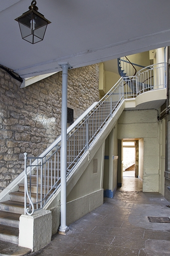 Logis principal : vue d'ensemble de l'escalier. © Yves Sancey / Région Bourgogne-Franche-Comté, Inventaire du patrimoine - 2011