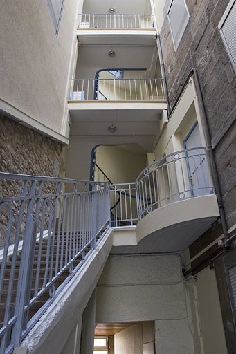 Logis principal, escalier : détail de la partie supérieure. © Yves Sancey / Région Bourgogne-Franche-Comté, Inventaire du patrimoine - 2011