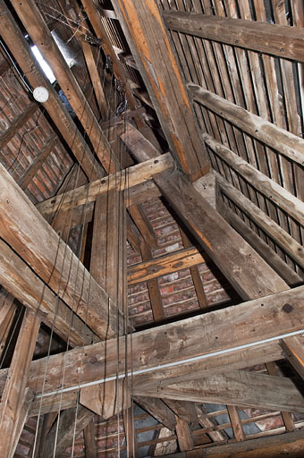 Les filins actionnant les cloches fixées au faîtage de la toiture. © Jérôme Mongreville / Région Bourgogne-Franche-Comté, Inventaire du patrimoine - 2011