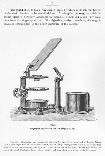 Projection Microscope for low magnifications, 1ère moitié 20e siècle. © Jérôme Mongreville, X.A.v.M. Hunger, X.A.v.M. (graveur) NEPASUTILISERHunger / Région Bourgogne-Franche-Comté, Inventaire du patrimoine - 2011