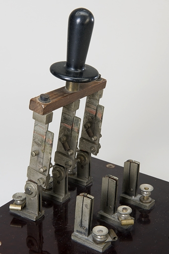 L'interrupteur ouvert. © Marc Loukachine / Région Bourgogne-Franche-Comté, Inventaire du patrimoine - 2012