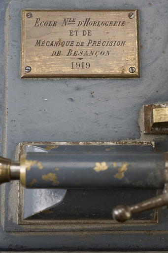 Plaque du constructeur et date. © Marc Loukachine / Région Bourgogne-Franche-Comté, Inventaire du patrimoine - 2012