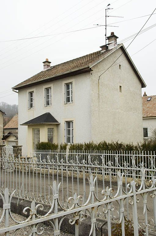 Maison individuelle à un étage. Vue de trois quarts droite. © Marc Loukachine / Région Bourgogne-Franche-Comté, Inventaire du patrimoine - 2012