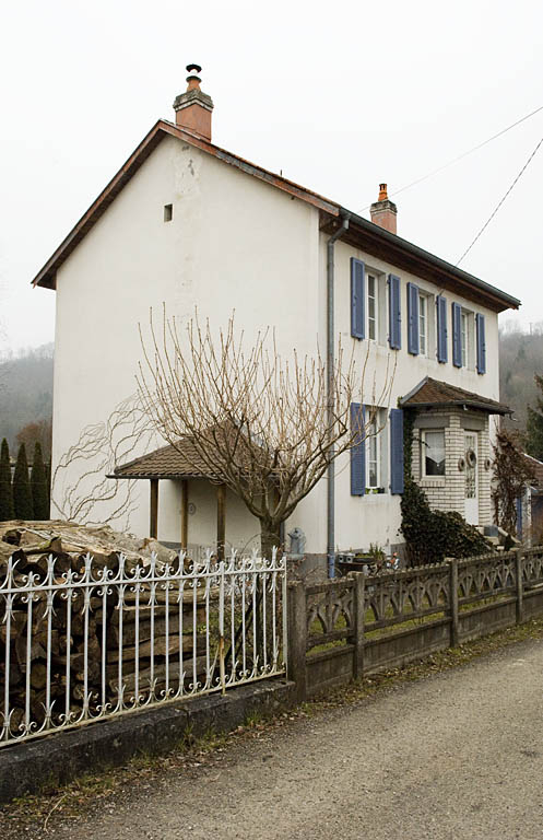 Maison individuelle à un étage. Vue de trois quarts gauche. © Marc Loukachine / Région Bourgogne-Franche-Comté, Inventaire du patrimoine - 2012