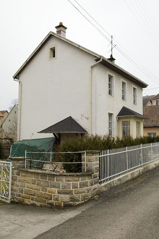 Maison individuelle à un étage. Vue de trois quarts. © Marc Loukachine / Région Bourgogne-Franche-Comté, Inventaire du patrimoine - 2012