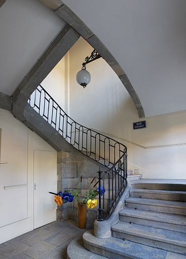 Intérieur : vue d'ensemble de l'escalier depuis le vestibule. © Yves Sancey / Région Bourgogne-Franche-Comté, Inventaire du patrimoine - 2012