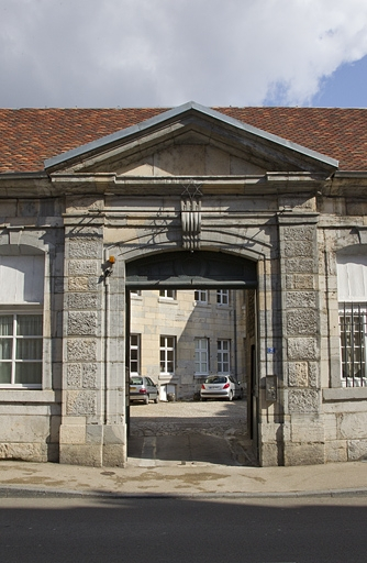 Vue du portail dans clôture : de face. © Yves Sancey / Région Bourgogne-Franche-Comté, Inventaire du patrimoine - 2012