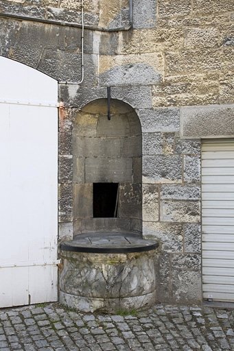 Détail du puits situé dans la cour antérieure. © Yves Sancey / Région Bourgogne-Franche-Comté, Inventaire du patrimoine - 2012