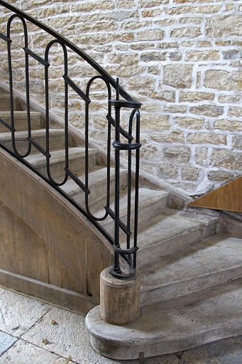 Intérieur : détail du départ de la rampe de l'escalier secondaire situé dans l'aile droite. © Yves Sancey / Région Bourgogne-Franche-Comté, Inventaire du patrimoine - 2012
