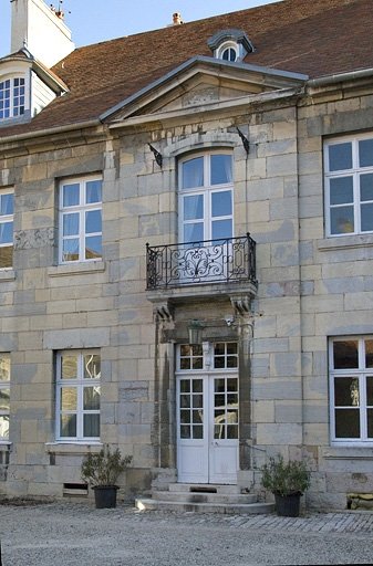 Façade antérieure : détail de la partie centrale. © Yves Sancey / Région Bourgogne-Franche-Comté, Inventaire du patrimoine - 2012