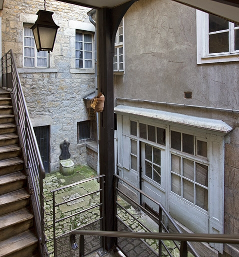 Vue de la devanture de la boutique, à droite de la cour, depuis l'escalier du logis. © Yves Sancey / Région Bourgogne-Franche-Comté, Inventaire du patrimoine - 2012
