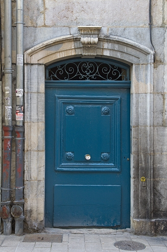 Façade sur rue : détail de la porte du couloir. © Yves Sancey / Région Bourgogne-Franche-Comté, Inventaire du patrimoine - 2012