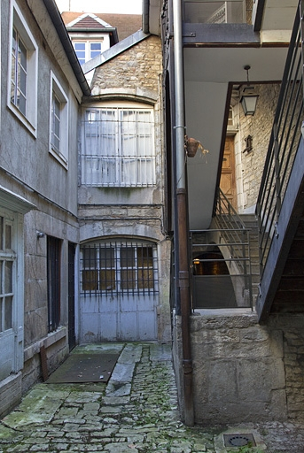Vue d'ensemble de la façade postérieure du logis principal et de l'aile, depuis le fond de la cour. © Yves Sancey / Région Bourgogne-Franche-Comté, Inventaire du patrimoine - 2012
