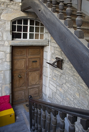Logis principal, façade sur cour : détail de la porte d'entrée de l'appartement du premier étage. © Yves Sancey / Région Bourgogne-Franche-Comté, Inventaire du patrimoine - 2012