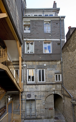 Logis principal, façade postérieure : de face. © Yves Sancey / Région Bourgogne-Franche-Comté, Inventaire du patrimoine - 2012