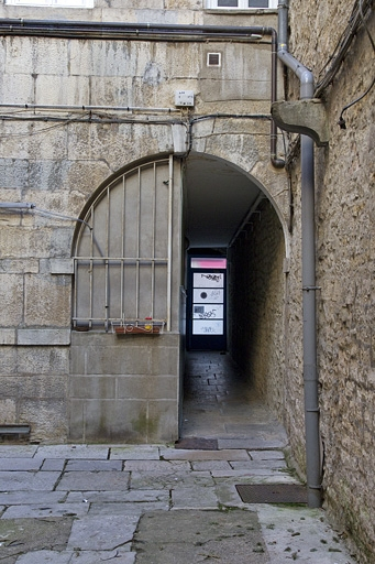 Logis principal, façade postérieure : détail de la porte cochère. © Yves Sancey / Région Bourgogne-Franche-Comté, Inventaire du patrimoine - 2012