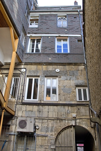 Logis principal, façade postérieure : détail de l'étage et de la surélévation. © Yves Sancey / Région Bourgogne-Franche-Comté, Inventaire du patrimoine - 2012